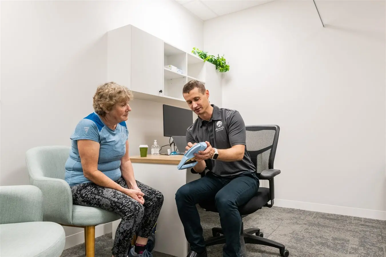 Avanza Care clinician with client in consultation